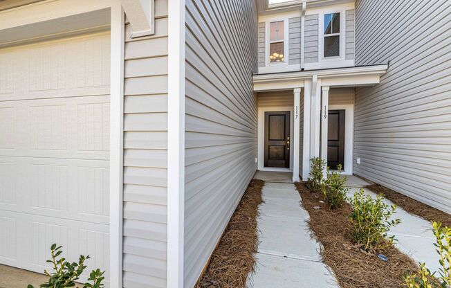 Spacious 3BD/2.5BTH Paired Home minutes from I-77 and I-40 Available NOW