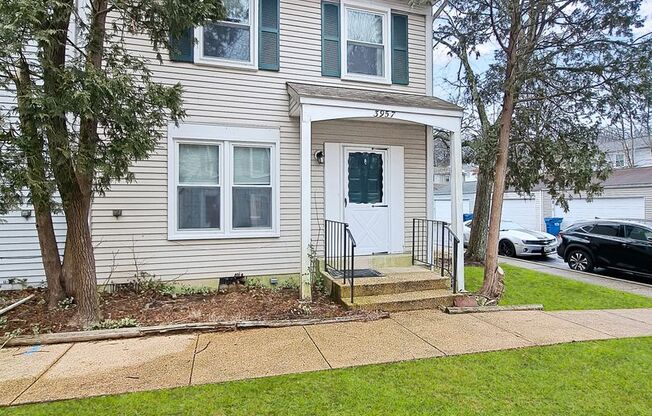End Unit Townhome 3/Bedrooms 1.5/Bathrooms-Fenced In Yard, Large Deck, Hardwood Flooring, Newly Painted!