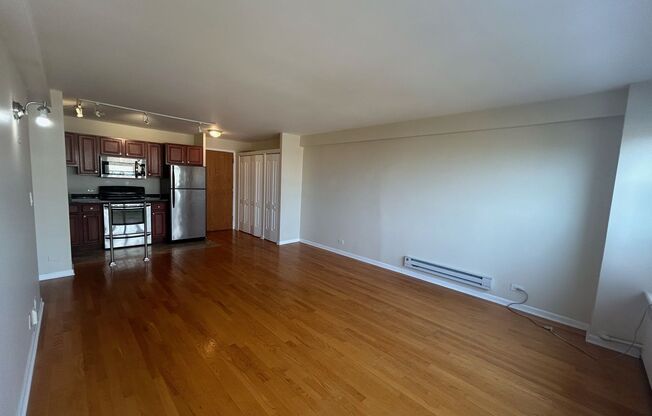 1 bed, 1 bath, 700 sqft, $2,000, Unit 418-1211