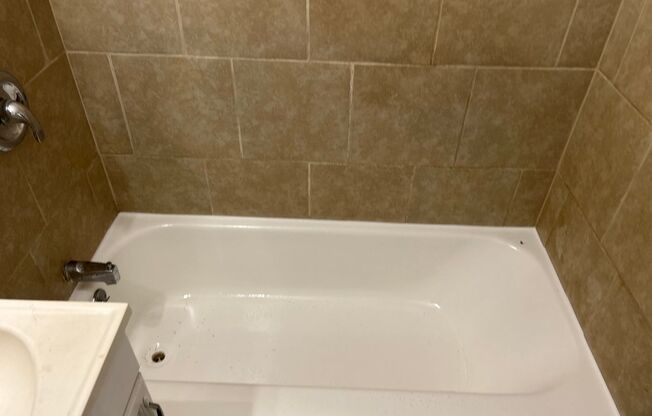 2 beds, 1 bath, 750 sqft, $1,070, Unit B05 1040 16