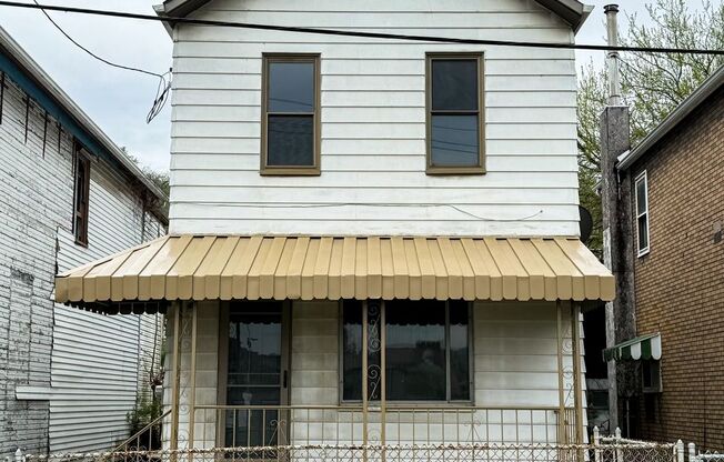 1ST MONTH FREE! 2 Bedroom home in McKees Rocks Available Now!