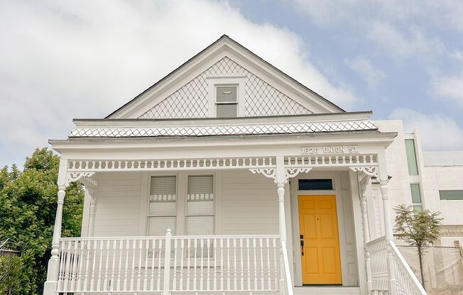 Studio, 1 bath, 800 sqft, $1,695, Unit 210