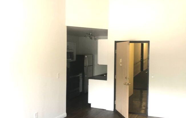 1 bed, 1 bath, 640 sqft, $1,995