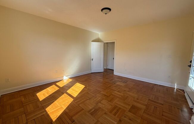 1 bed, 1 bath, 803 sqft, $2,450, Unit Royal York 1106