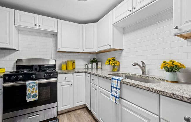 2 beds, 1 bath, 900 sqft, $1,350