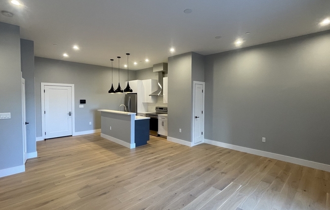 2 beds, 2 baths, 918 sqft, $3,595, Unit 220