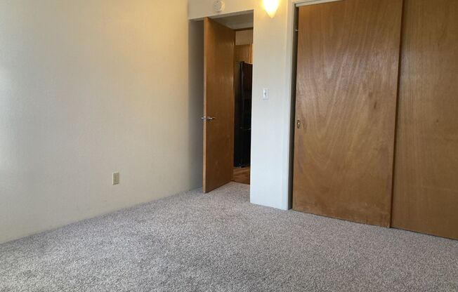 Lovely 2BR/1BA with large kitchen! Laundry/parking on site!