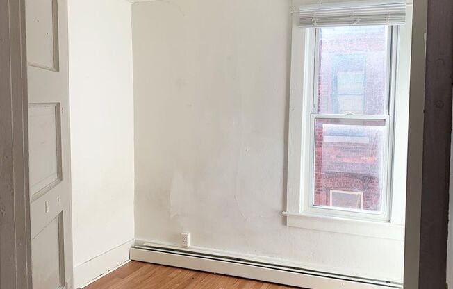 2 beds, 1 bath, $900, Unit 54 JAMES ST. (3RD FLR. REAR)