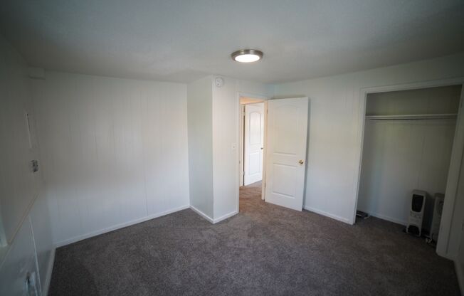 2 beds, 1 bath, 750 sqft, $875, Unit Apt 2