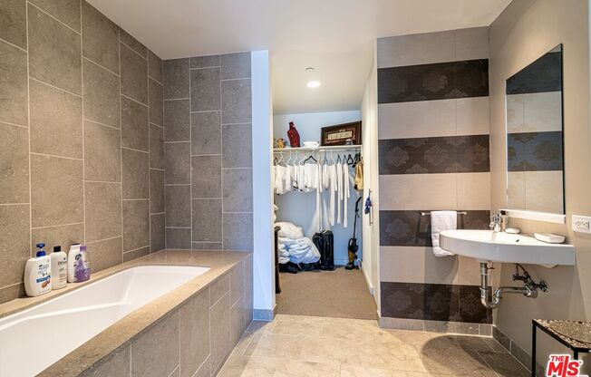 2 beds, 3 baths, 1,600 sqft, $5,985, Unit 9I