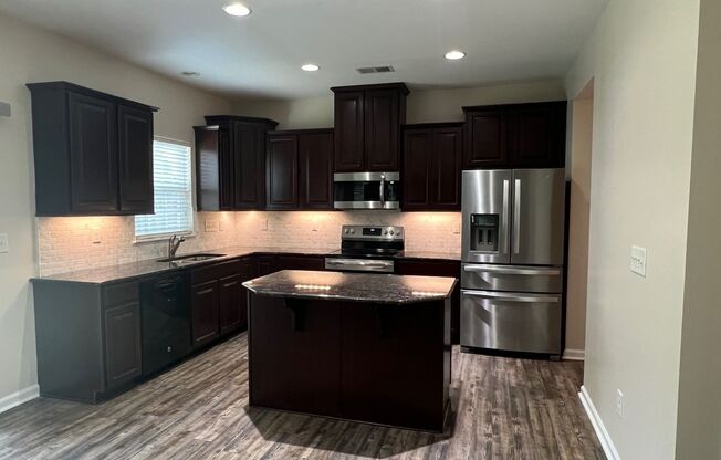 Bright-Sunny 4 Bedroom, 2.5 Bathroom Home - Mooresville Graded Schools - Fresh Paint - Fenced Yard - Community Pool