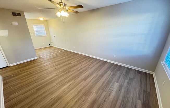 1 bed, 1 bath, 615 sqft, $1,050, Unit 821 Oakwood Villa