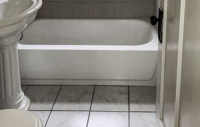 2 beds, 1 bath, 850 sqft, $2,100, Unit 5208L-2