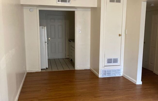 2 beds, 1 bath, 800 sqft, $870, Unit unit #5