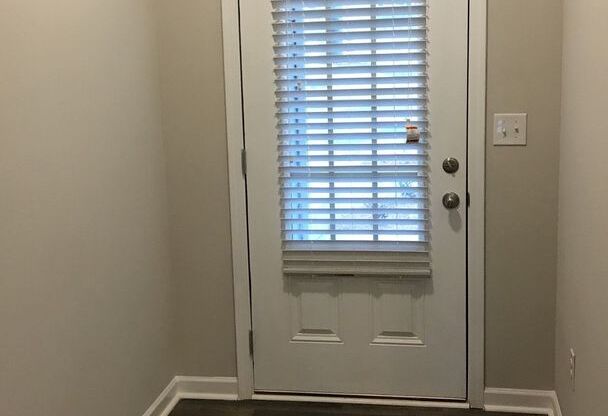 3 BEDROOM TOWNHOME IN OAKWOOD!