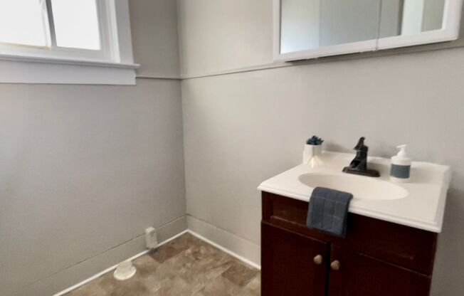 2 beds, 1 bath, $1,295