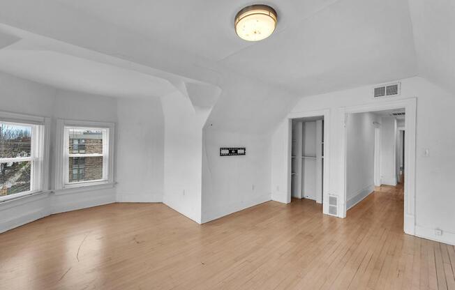 2505 N OAKLAND AVE