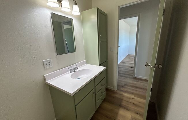 2 beds, 1 bath, $1,050, Unit #7