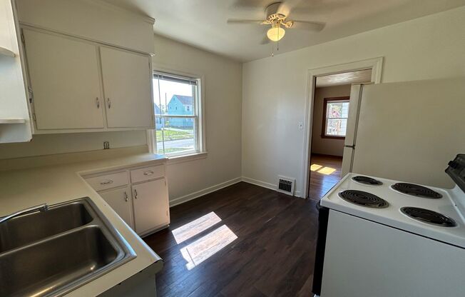 2 beds, 1 bath, $895