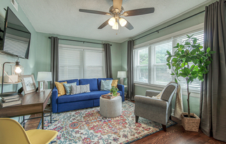 720 W 37 ST