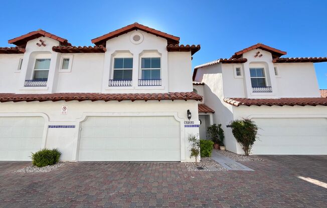 Townhouse 3 Bedrooms 2.5 Bathrooms in Gated Community!