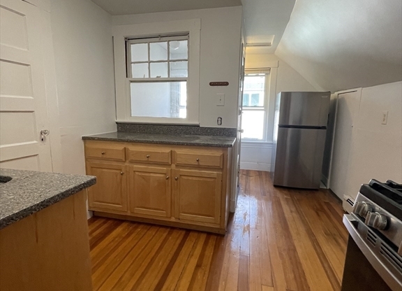 27 LLOYD RD