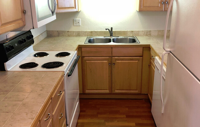 2 beds, 1 bath, $1,050, Unit 2