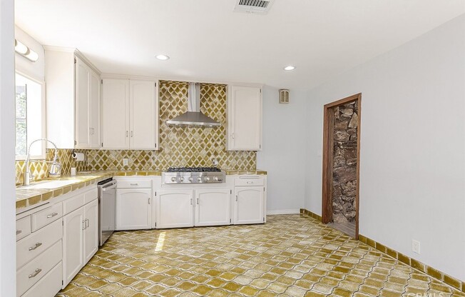 7856 PASO ROBLES AVE