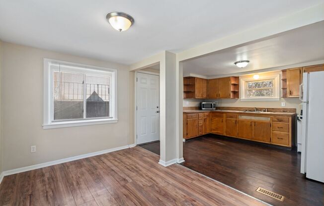 MOVE IN SPECIAL! SCORE HALF OFF 1ST MONTH'S RENT IF SIGNED BY NOV. 21! Cozy 3 Bedroom home in McKees Rocks available now!