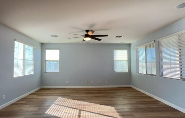 Beautiful large 5 bedroom home in cul-de-sac/extra-large backyard!