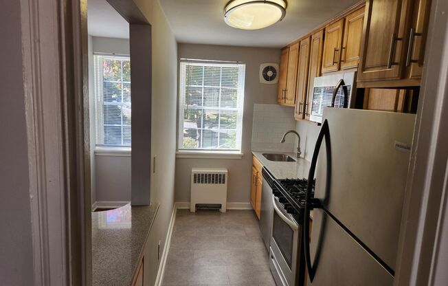 2 beds, 1 bath, 897 sqft, $2,335, Unit B-08