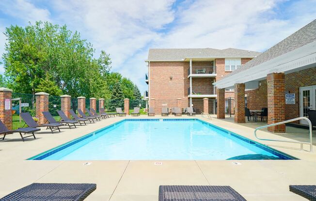 the swimming pool at Williamsburg Park Apartments