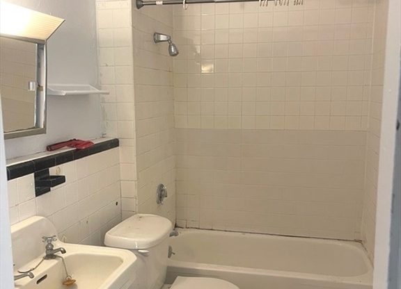 Studio, 1 bath, 400 sqft, $2,200, Unit 4