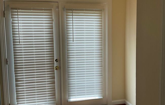 Spacious 2 Bedroom Apartment Available Now!