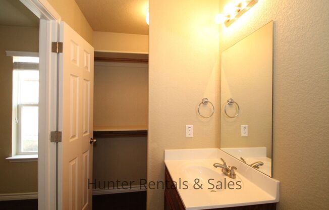 3 beds, 3 baths, $1,300, Unit Unit A