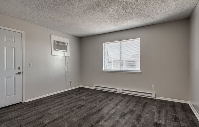 2 beds, 1 bath, 800 sqft, $980, Unit 5917-004