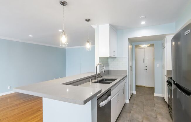 Spacious 2 BEDROOM/2 BATH Ample Closet Space Family Friendly