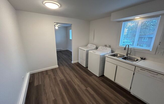 2 beds, 1 bath, 988 sqft, $1,145, Unit 1521