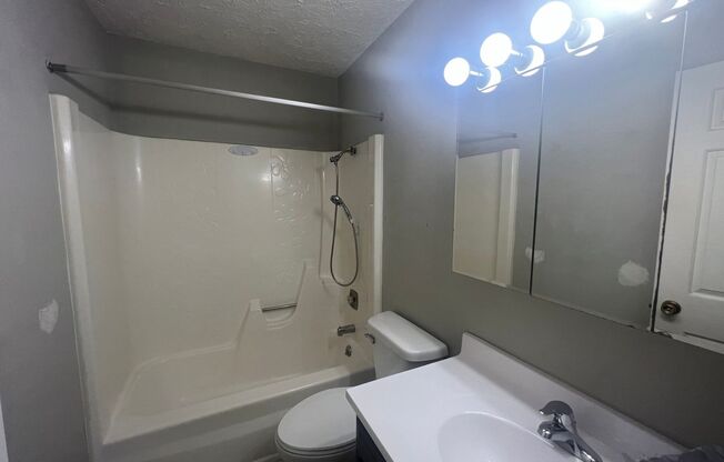 2 beds, 1 bath, $1,200, Unit 5268 Carlton Dr