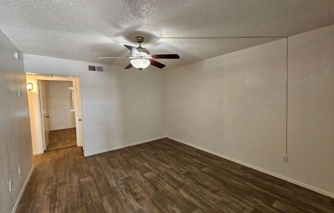 2 beds, 1 bath, 880 sqft, $1,100, Unit 211