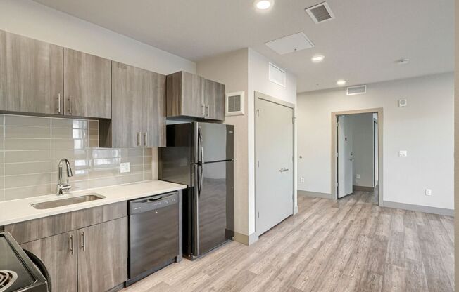 3 beds, 3 baths, 900 sqft, $2,400, Unit 304