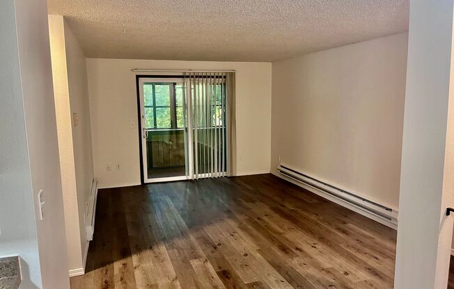 Single level top floor 1 bed Flat w/Covered patio