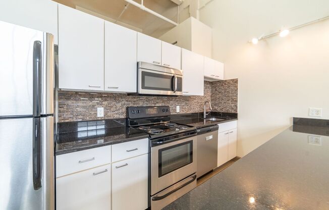 1 bed, 1 bath, 690 sqft, $1,350, Unit 221