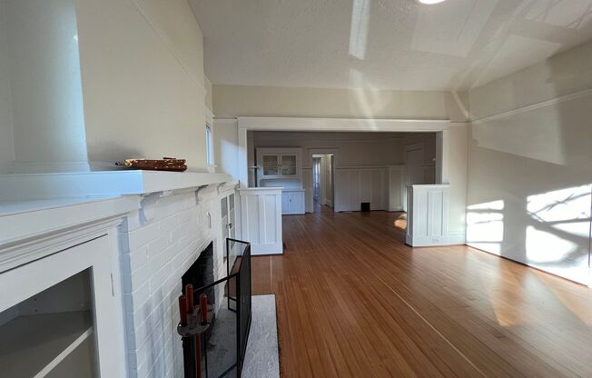 1 bed, 1 bath, 1,000 sqft, $1,550, Unit 421