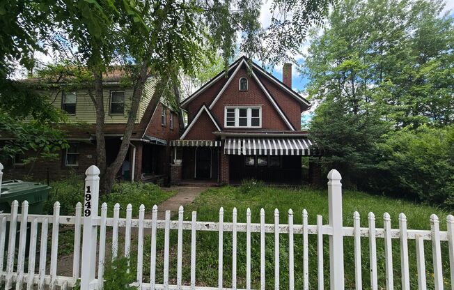 3 Bedroom House with Beautiful Front Porch - Conveniently Located