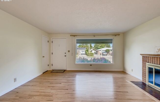 SE 3 Bed | 1 Bath | Expansive Backyard | Pet-Friendly