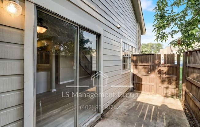 3 beds, 2 baths, 1,200 sqft, $1,295