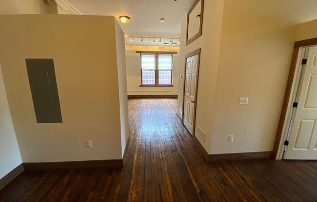 2 beds, 1.5 baths, 1,092 sqft, $1,425, Unit 700 Linden Ave Apt 303