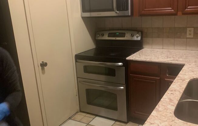 Somerset West Campus - 3BD/2BA - Reserved Parking - W/D - Shuttle Stop - $2200