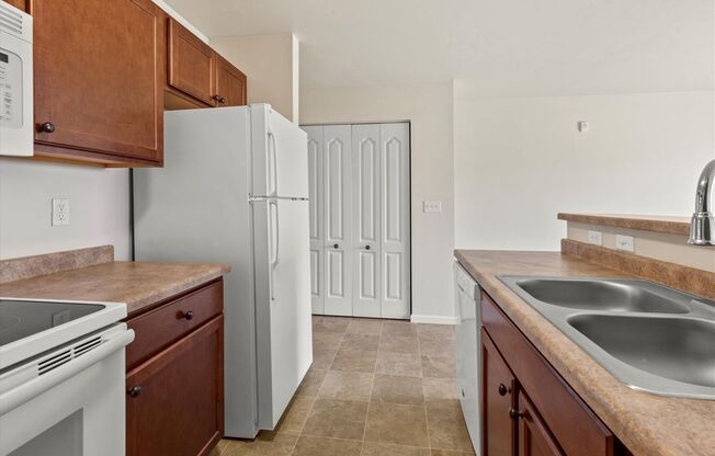 Studio, 1 bath, 450 sqft, $1,075, Unit 614